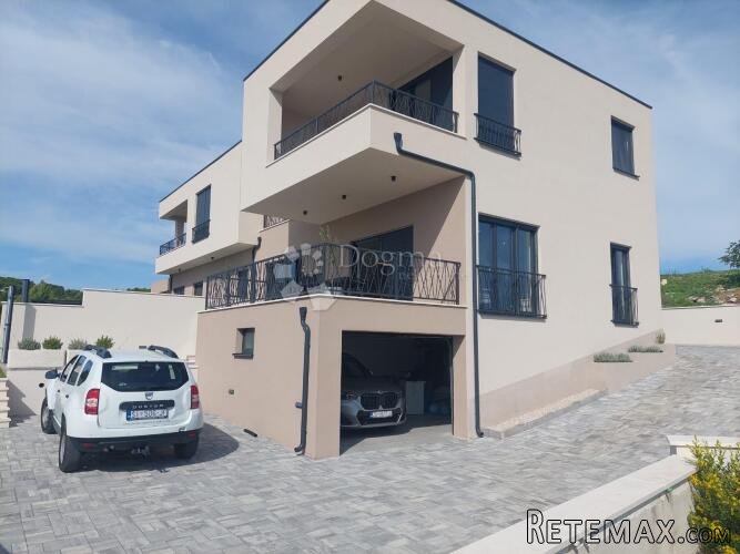 VODICE DUPLEX KUĆA NA ATRAKTIVNOJ LOKACIJI SA PREKRASNIM POG