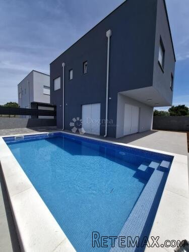 Moderna vila sa bazenom