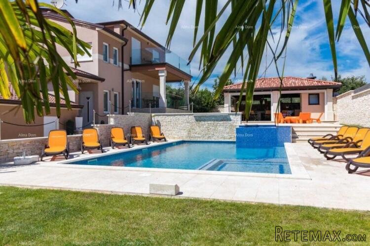 Predivna villa na velikoj okućnici! Pula.