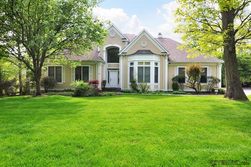 3 bedroom House For Sale: 13 Manor Pond..