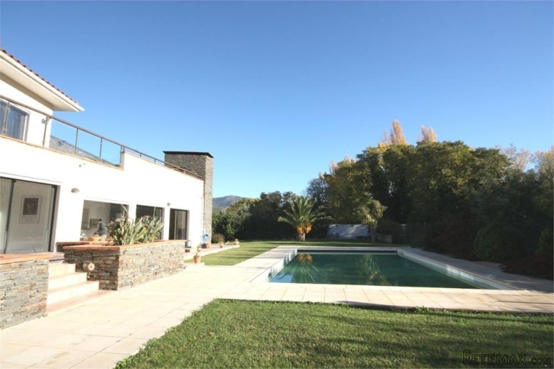 Exceptional Modern Villa With Garden..