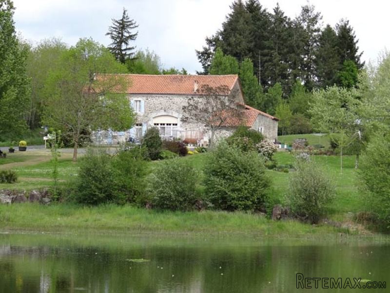 Renovated Farmhouse More Than 7 Acres..