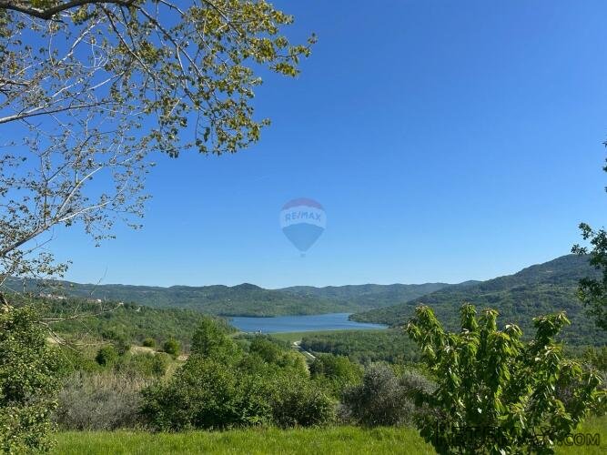 Buzet, okolica - zemljište sa pogledom na Motovun - 2