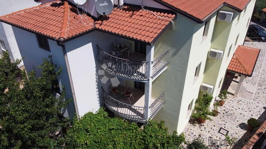 Kuća sa apartmanima - 2
