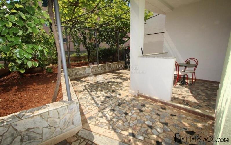 Kuća sa apartmanima - 3