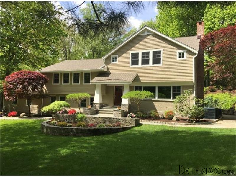 5 bedroom House For Sale: 3 ACORN LANE..