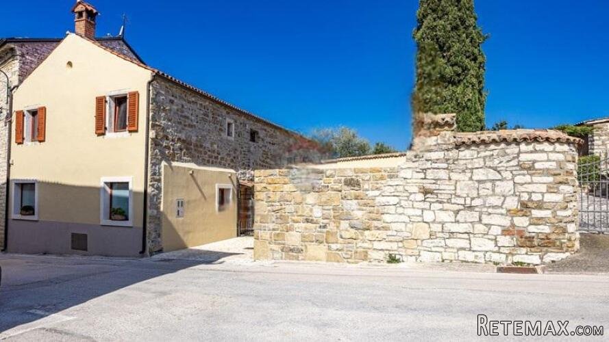 Istra,Buje-Kamena kuća s vrtom u centru grada,PDV uključen