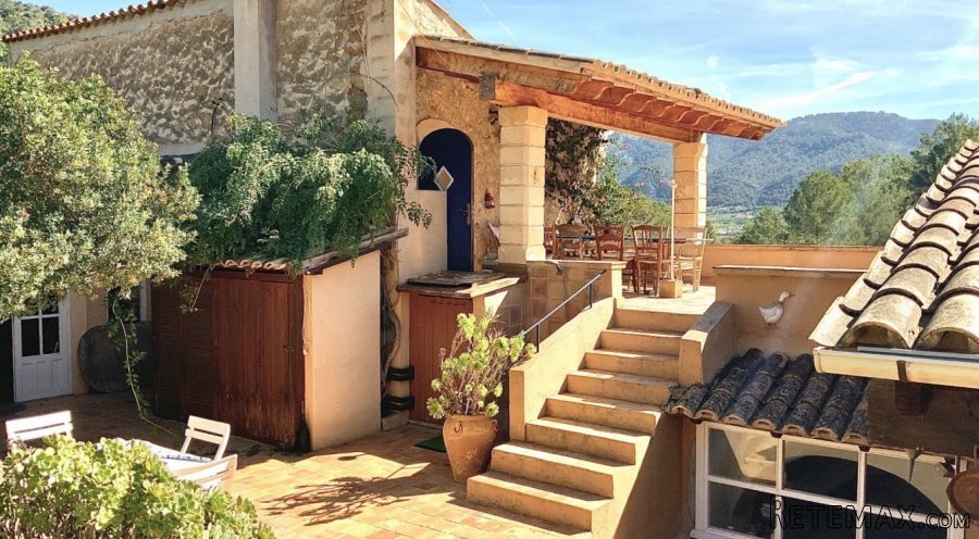 This charming finca has an adjoining building and is l..