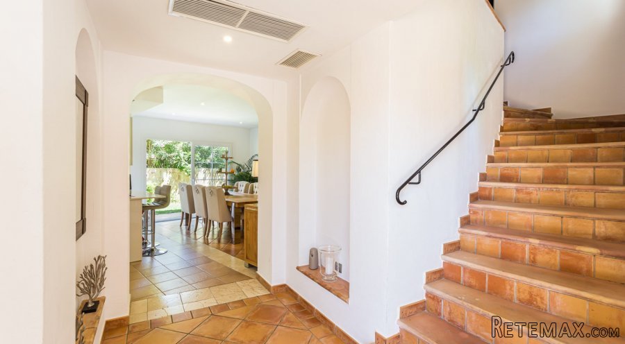 Beautiful and classy detached house located in Nova Santa Po..