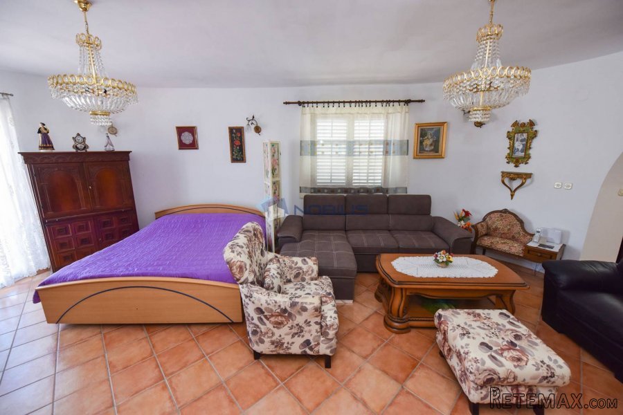 Pag, samostojeća kuća 500m2, 4 apartmana, okućnica 500m2 - 13