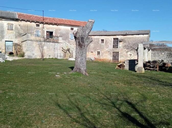 Pazin, Istra - dvije stare kamene kuće s velikim zemljištem