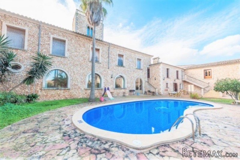 Charming manor house for commercial use..