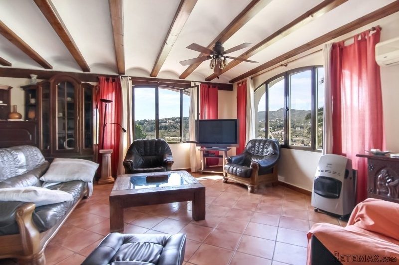 Spacious 3 bedroom villa in Javea - 2