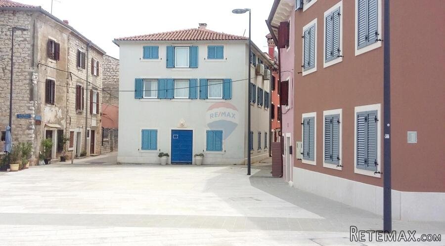 Istra, Umag centar - kuća s lokalom, 50 m od mora