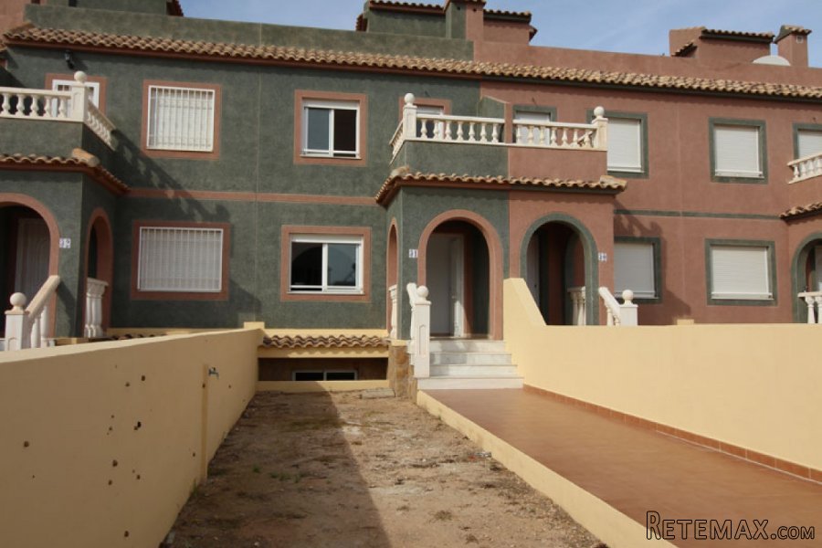 Dúplex en un complejo residencial construido alrededor de.. - 2