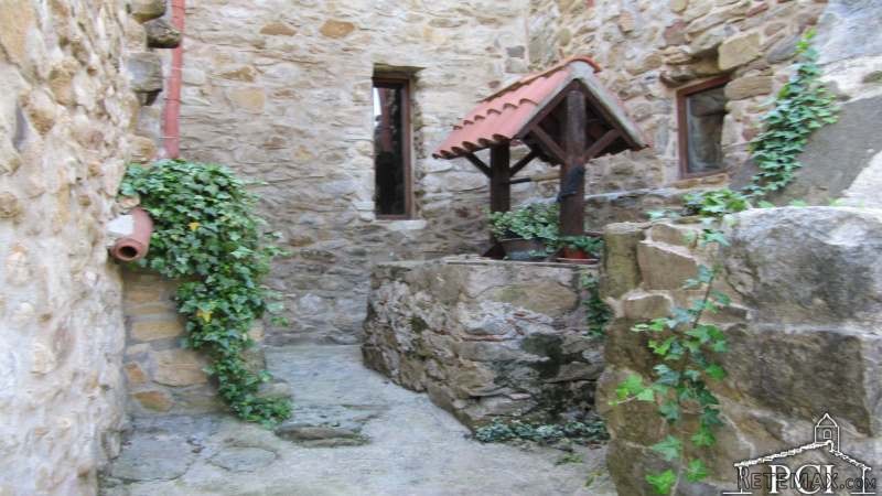 /107 Nice masia located in Besalu.