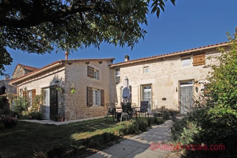 Loizé (79) - Detached stone property offering 2 spacious..