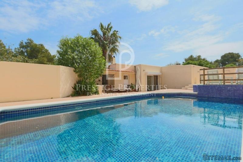 Lovely property with sea and mountain..