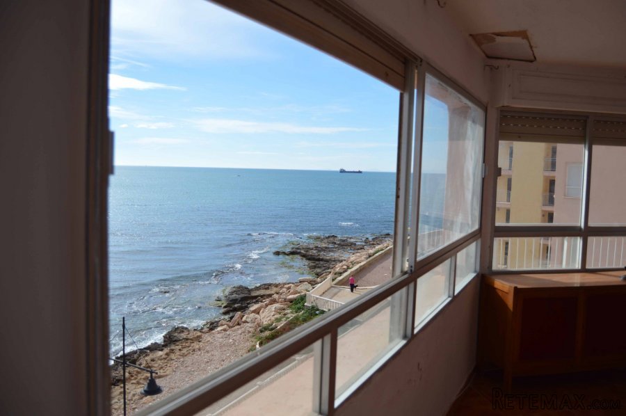 Apartment on the beachfront, to reform all exterior.It has..