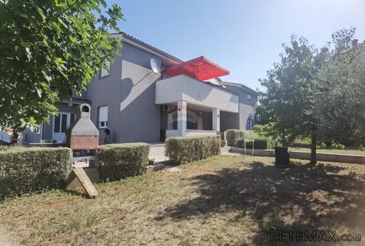 Pula, kuća sa 3 stambene jedinice i dozvolom za 4.jedinicu