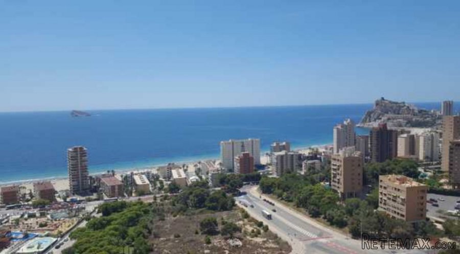 Se vende piso , playa poniente, bonito con vistas al mar..
