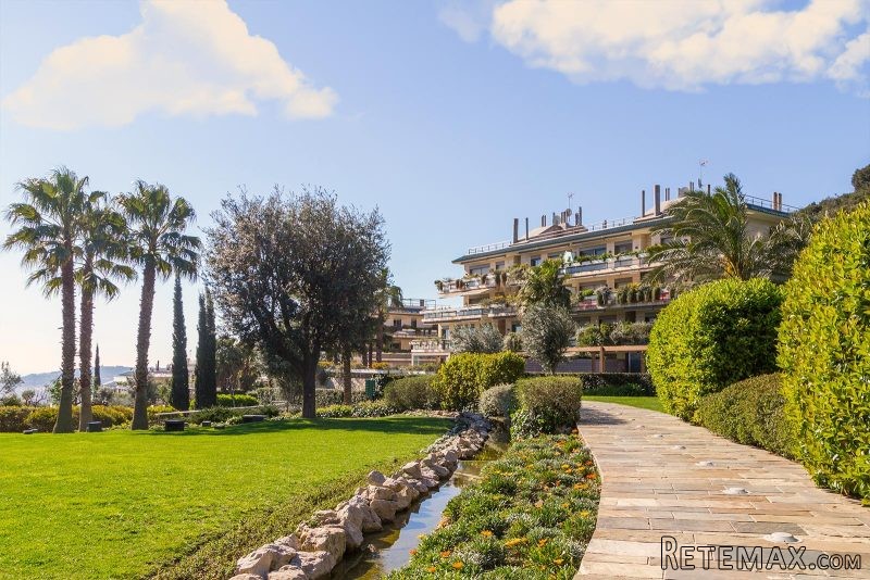 Luxury apartment in private residential..