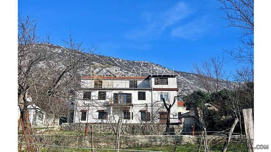 Kuća Drivenik 3 stana 400m2 s+p+1 velika okućnica!