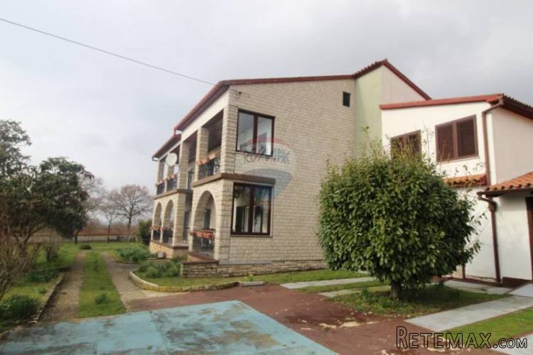 Samostojeća klasična kuća s velikom okućnicom - 4