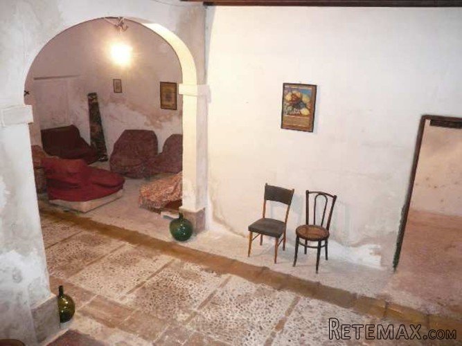 Large townhouse with garden to be restored. Parking space..