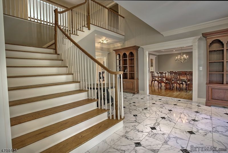5 bedroom Detached House For Sale: 51.. - 2