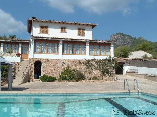 Villa with extraordinary views in a rustic area on the..