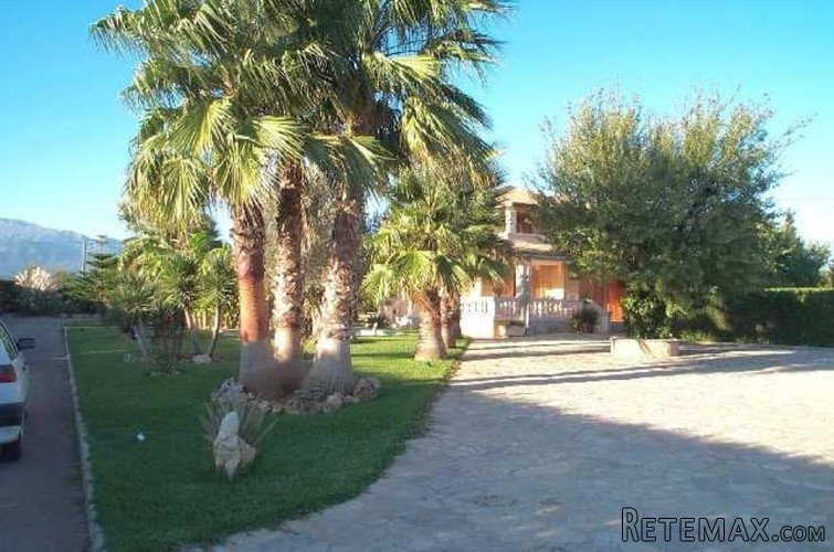 Rustic plot in Inca zone of 5400sqm with a house of 230sqm...