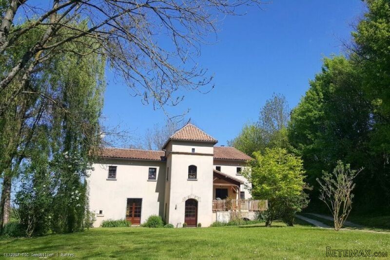 Beautifully Renovated Mill Set In..