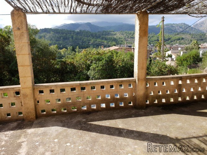Lovely finca in need of renovation for sale very near to..