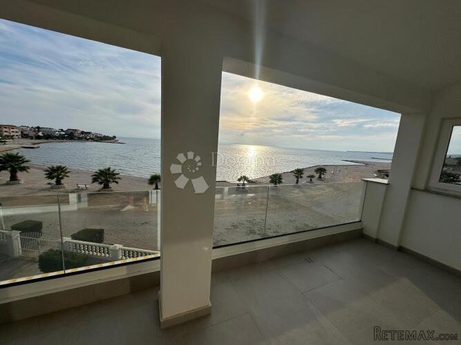 VIR PRODAJE SE APARTMAN NA ATRAKTIVNOJ PLAŽI 10 m OD MORA - 2