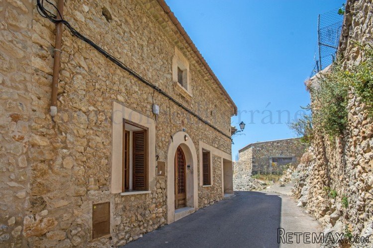Excellent townhouse in a really lovely street in the heart..