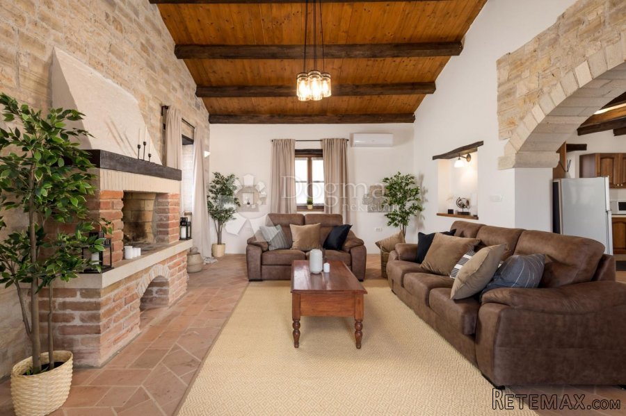 KAMENA VILA SA BAZENOM NA OSAMI - 6