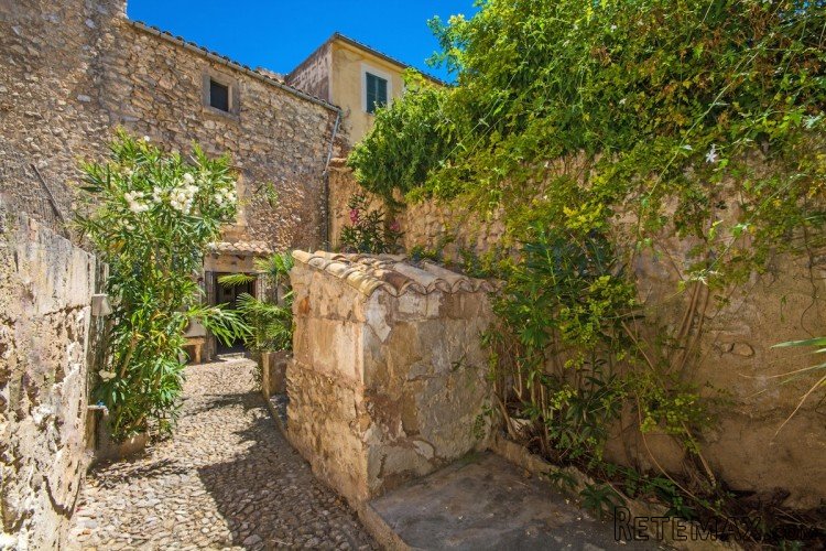 Gorgeous little town house to reform in Campanet with a..