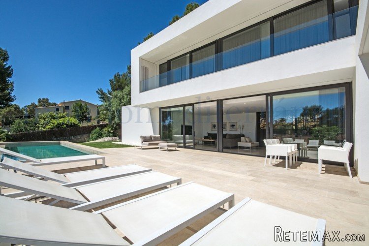 New villa set on a 1000 m2 plot surrounded by beautiful..