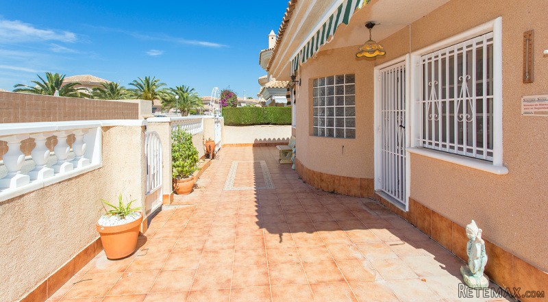 2 Bedrooms - Villa - Alicante - For Sale