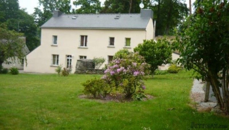 Charming Detached house near town..