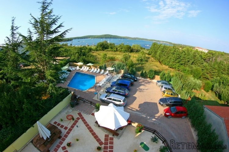 Ista, Medulin, apartmanska kuća sa bazenom 150m od mora