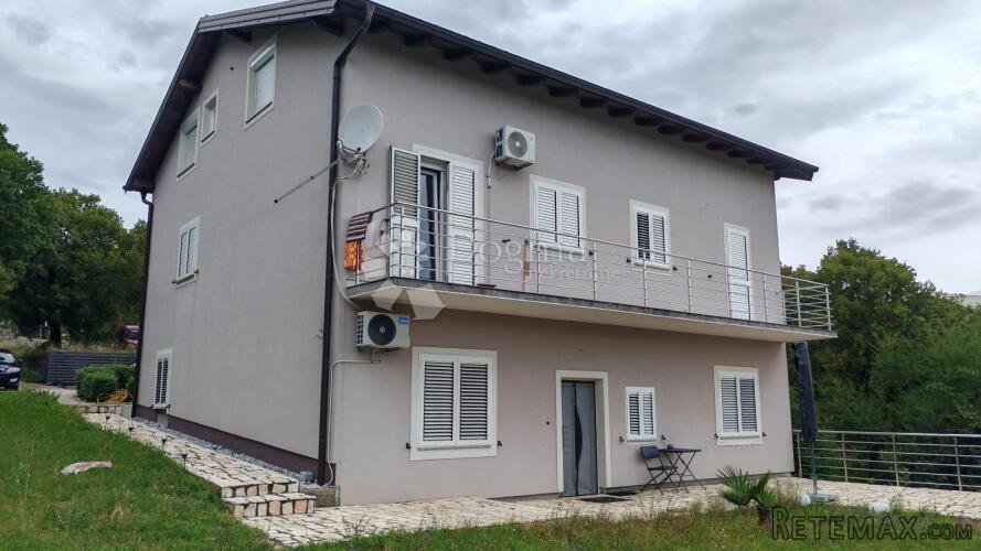 KUĆA SA TRI ZASEBNA STANA