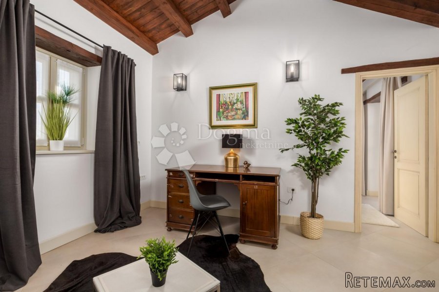 PREKRASNA KAMENA VILA SA BAZENOM - 10