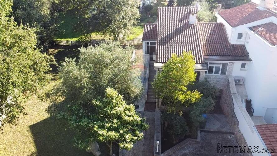 Istra, Poreč - Dvojna kuća sa velikom okućnicom 950 metara o