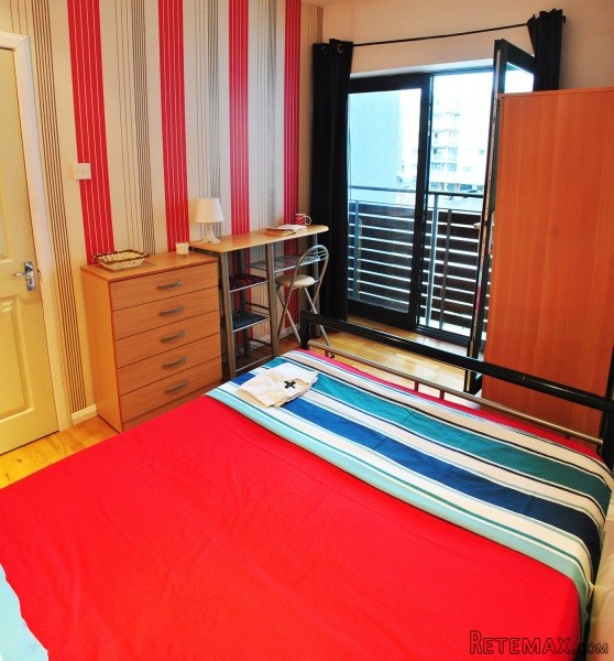 Single with double bed near Canary..