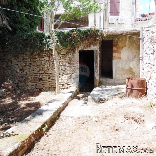 Istra,Vodnjan,kamena kuća u nizu sa dvorištem za renoviranje