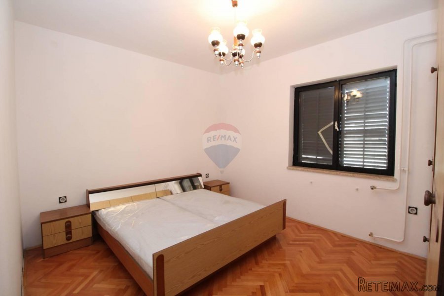 Kuća sa tri stana i prekrasnim pogledom na more - 9