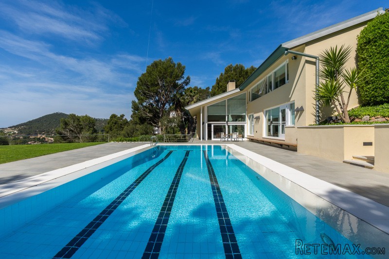 Contemporary villa for sale with views..
