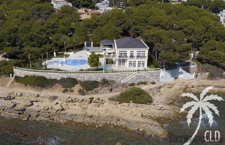 This seafront mansion has a gorgeous, elegant and timeless.. - 2